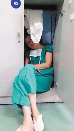 [视频]湖南女医生术后太累衣柜中睡着 被赞