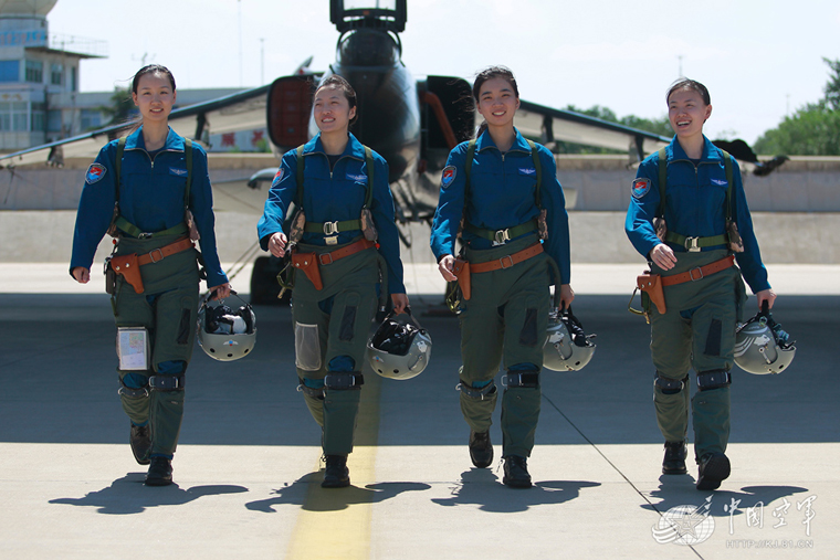 [视频]首批歼击机女飞行员首飞飞豹战机 15万人挑10