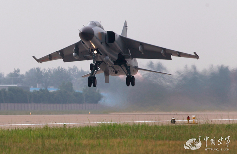[视频]首批歼击机女飞行员首飞飞豹战机 15万人挑10