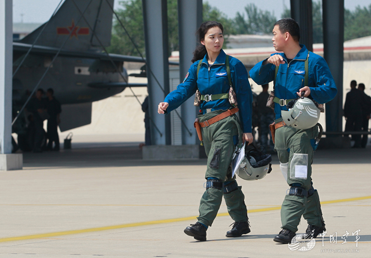 [视频]首批歼击机女飞行员首飞飞豹战机 15万人挑10