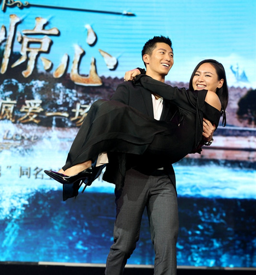 [视频]窦骁公主抱周笔畅抢镜 笔笔祝福张靓颖称 没联系方式   