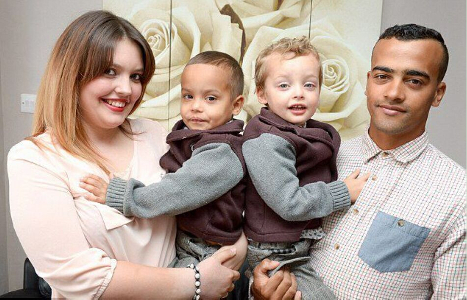 [视频]白人妈妈和混血爸爸生下罕见“黑白配”双胞胎