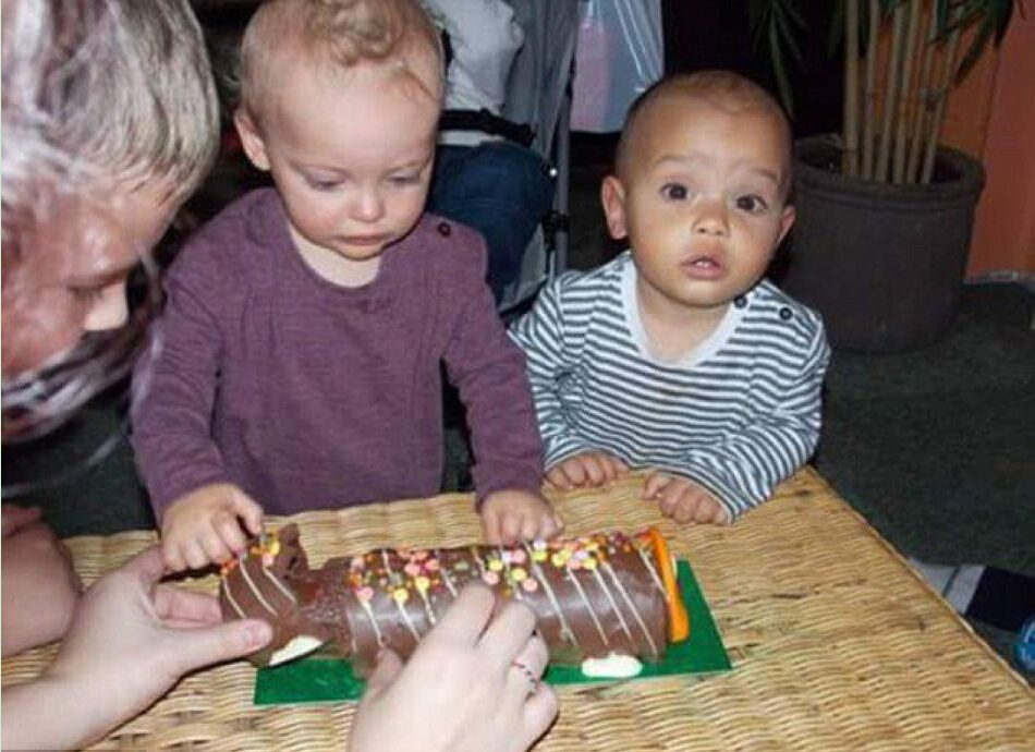 [视频]白人妈妈和混血爸爸生下罕见“黑白配”双胞胎