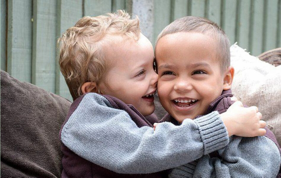 [视频]白人妈妈和混血爸爸生下罕见“黑白配”双胞胎