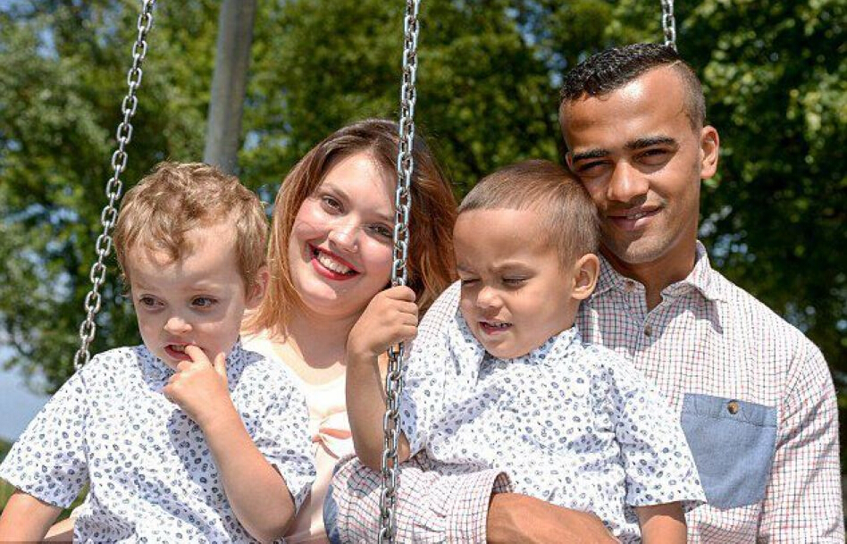 [视频]白人妈妈和混血爸爸生下罕见“黑白配”双胞胎