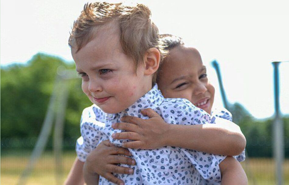 [视频]白人妈妈和混血爸爸生下罕见“黑白配”双胞胎