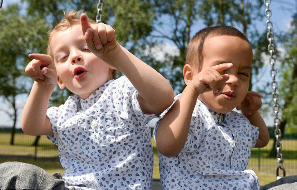 [视频]白人妈妈和混血爸爸生下罕见“黑白配”双胞胎