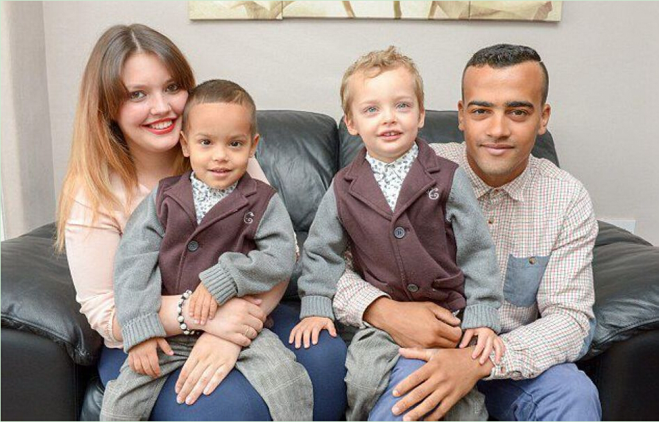 [视频]白人妈妈和混血爸爸生下罕见“黑白配”双胞胎