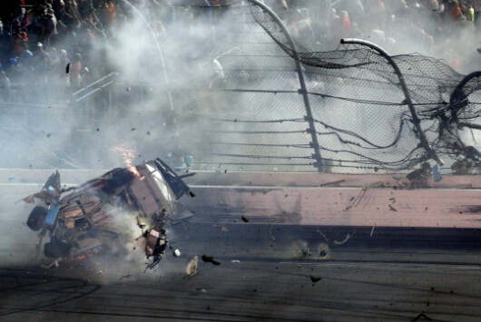 [视频]美国9辆赛车连环相撞 车身燃起大火现场惨烈