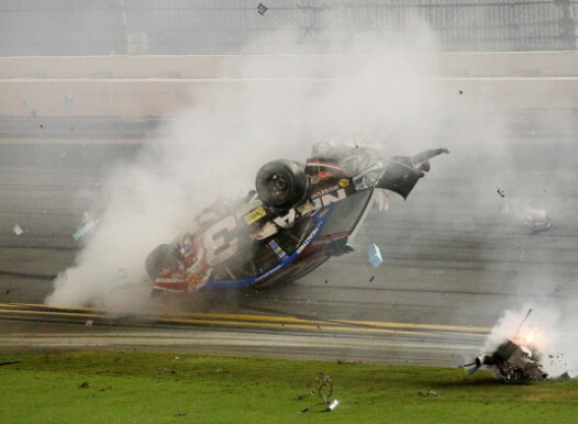 [视频]美国9辆赛车连环相撞 车身燃起大火现场惨烈