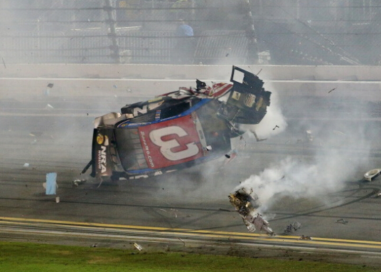 [视频]美国9辆赛车连环相撞 车身燃起大火现场惨烈