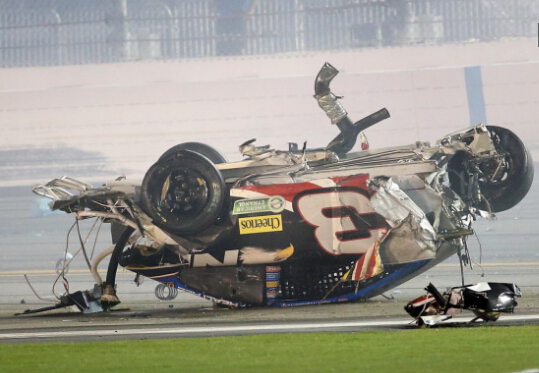 [视频]美国9辆赛车连环相撞 车身燃起大火现场惨烈