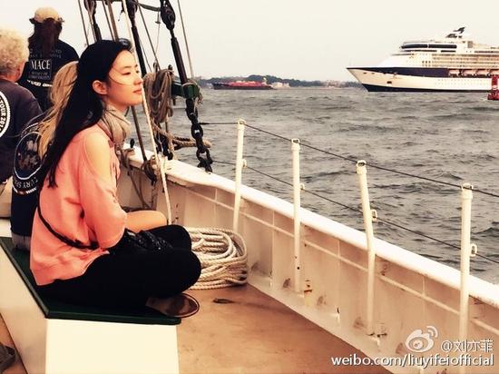 [视频]刘亦菲船上看海晒照 长发飘扬人美景美