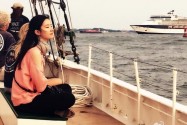 [视频]刘亦菲船上看海晒照 长发飘扬人美景美