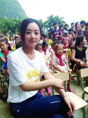 [视频]赵丽颖组成长留学院暑假班 开课授徒做公益