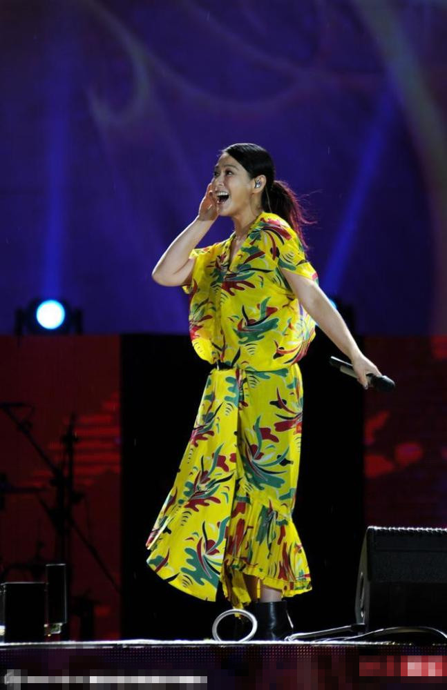 [视频]刘若英产后首次亮相 粗腰大肚身材爆肥未恢复 