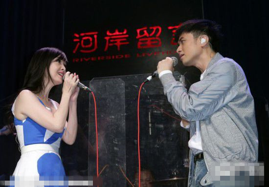 [视频]台风天开唱女神力挺 古巨基感动跪谢周慧敏