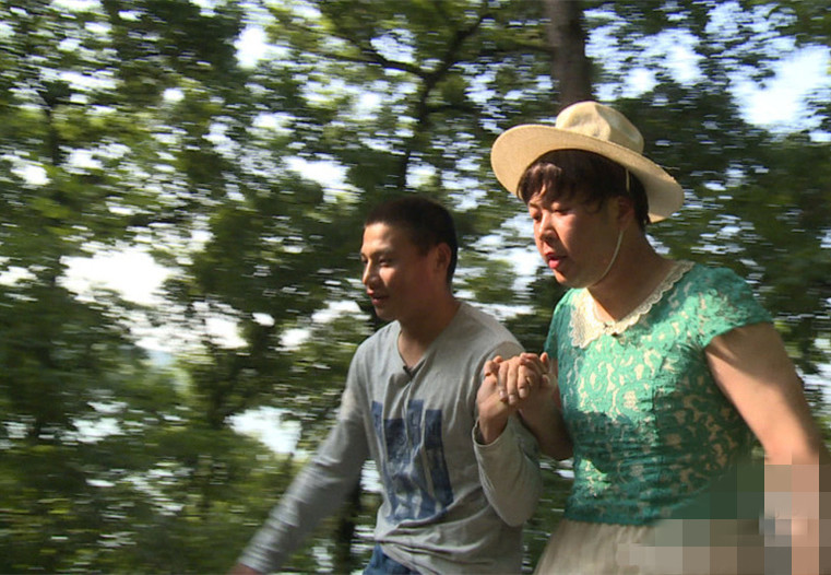 [视频]去变形记了？杜海涛穿花裙变小公举 露小粗腿