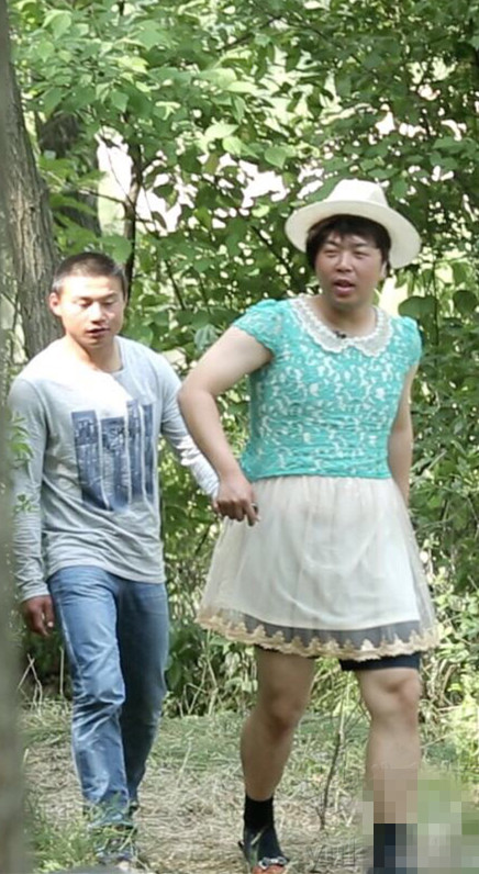 [视频]去变形记了？杜海涛穿花裙变小公举 露小粗腿