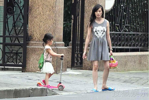 [视频]林熙蕾披头散发变主妇 带女儿荡秋千做助推器