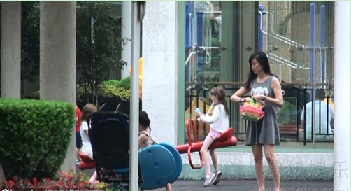 [视频]林熙蕾披头散发变主妇 带女儿荡秋千做助推器