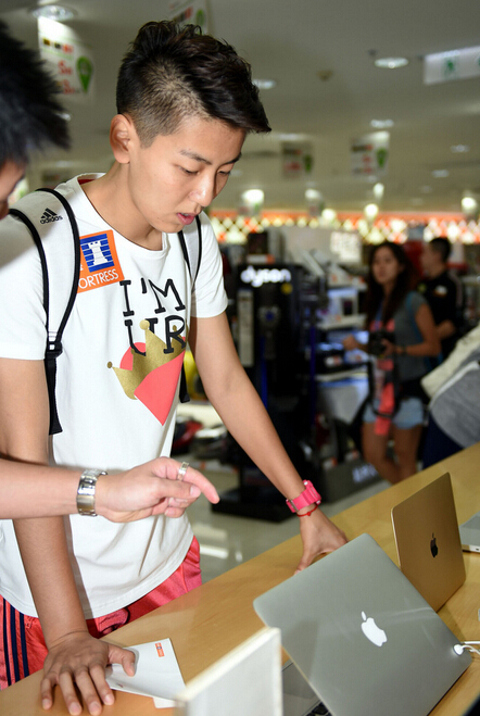 [视频]女排姑娘香港血拼 两小时花费十万港币