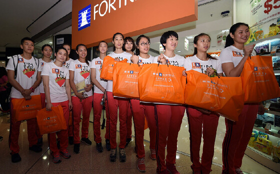 [视频]女排姑娘香港血拼 两小时花费十万港币