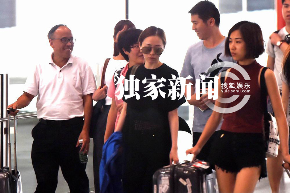 [视频]张靓颖冯柯离京 机场保持距离全程无交流