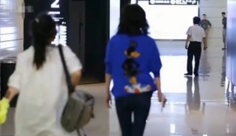 [视频]杨幂内急上厕遇粉丝包围 助理开道大步疾奔