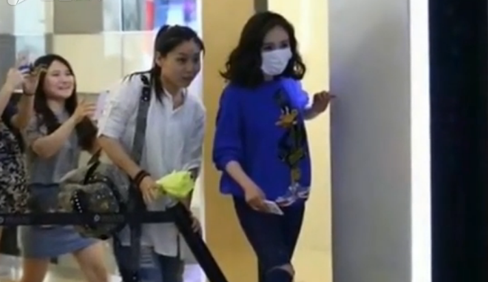 [视频]杨幂内急上厕遇粉丝包围 助理开道大步疾奔