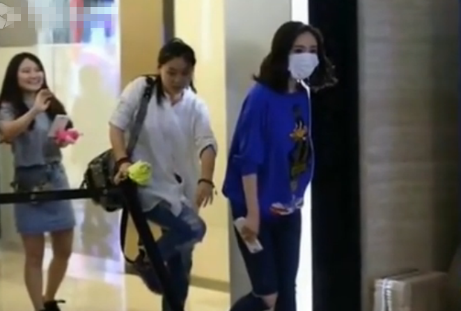 [视频]杨幂内急上厕遇粉丝包围 助理开道大步疾奔