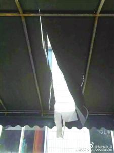 [视频]60公斤重飞机零件从天而降 击穿工厂厂房