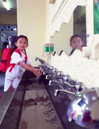 [视频]蔡少芬张晋牵手庆爱女毕业 小汤圆像妈妈