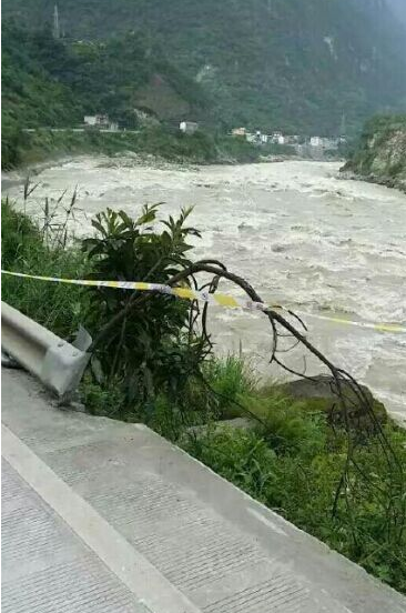 [视频]重庆自驾车疑坠落大渡河 车上5人全失踪