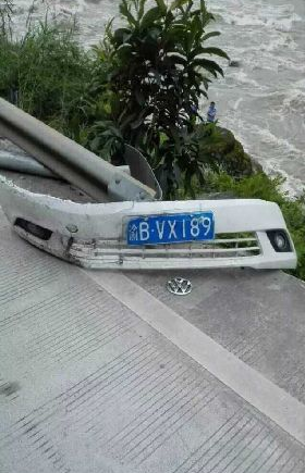 [视频]重庆自驾车疑坠落大渡河 车上5人全失踪