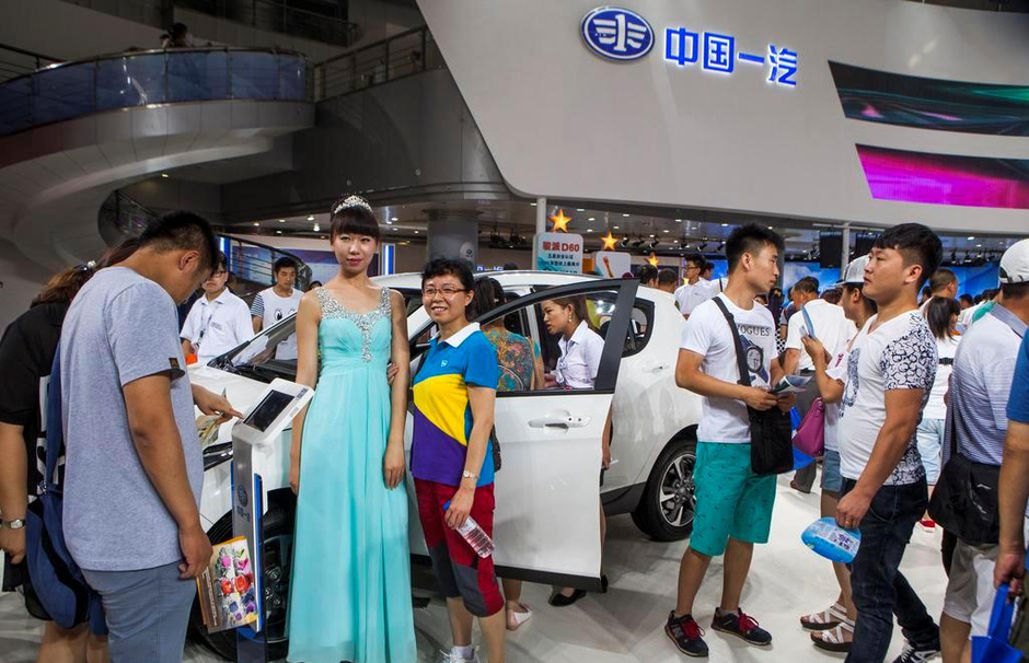 [视频]女子应朋友约冒充车模站台 因颜值低被劝离