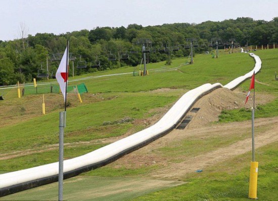 [视频]美新泽西州游乐园现600米最长充气水滑梯