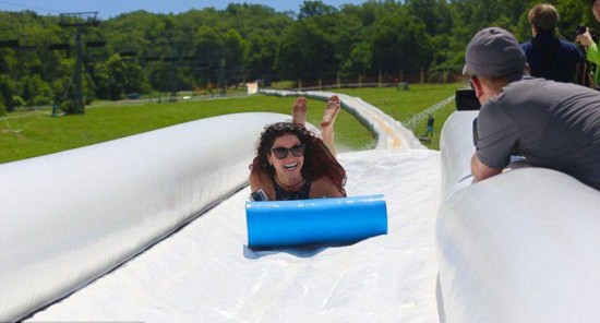 [视频]美新泽西州游乐园现600米最长充气水滑梯