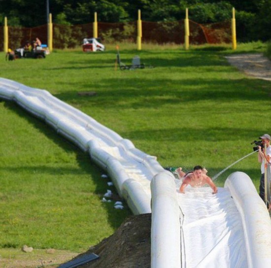 [视频]美新泽西州游乐园现600米最长充气水滑梯