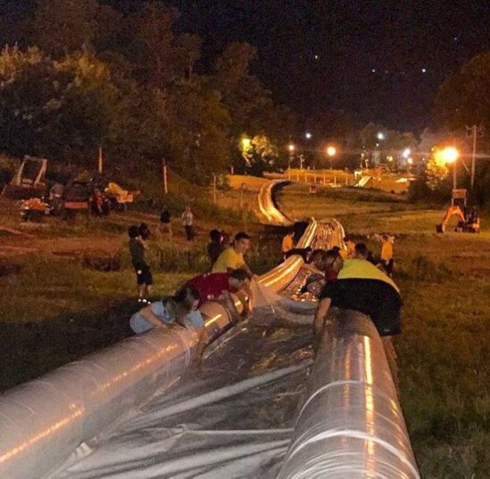 [视频]美新泽西州游乐园现600米最长充气水滑梯