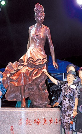 [视频]梅艳芳铜像竖立一周年 粉丝热舞纪念撑梅妈争产