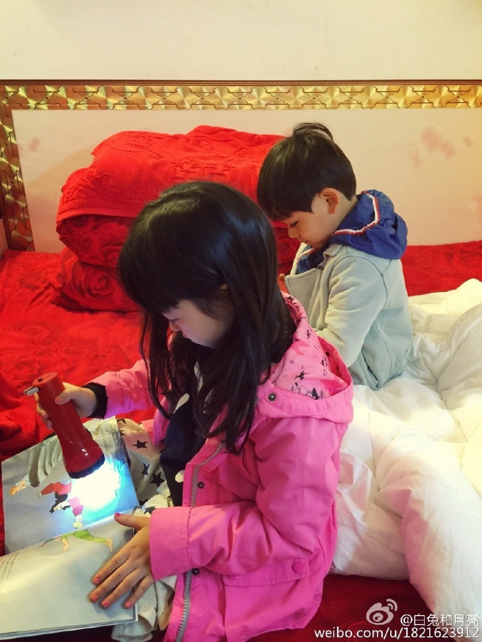 [视频]诺一夏天同看书亲密无间 混血组合配一脸