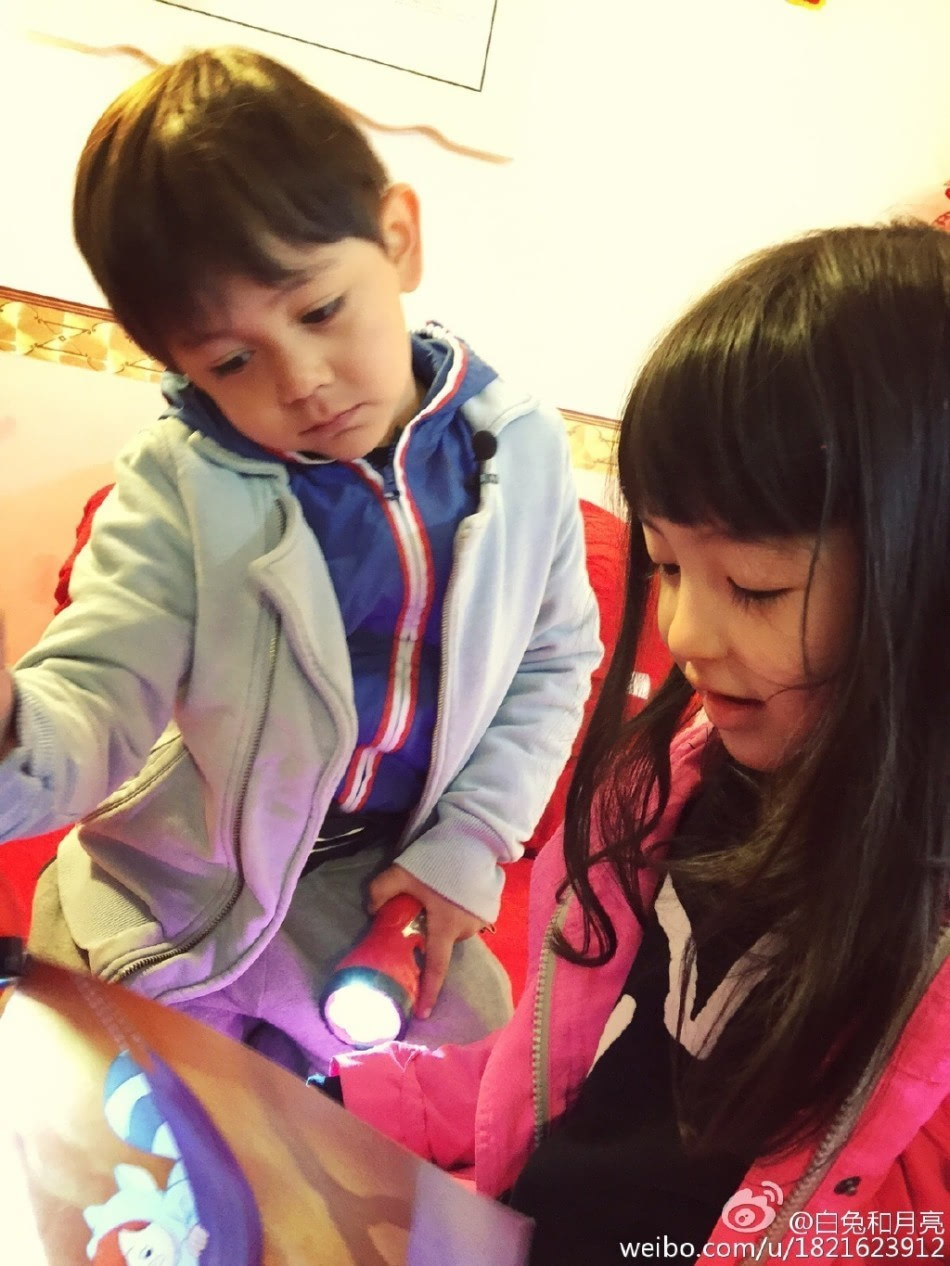 [视频]诺一夏天同看书亲密无间 混血组合配一脸