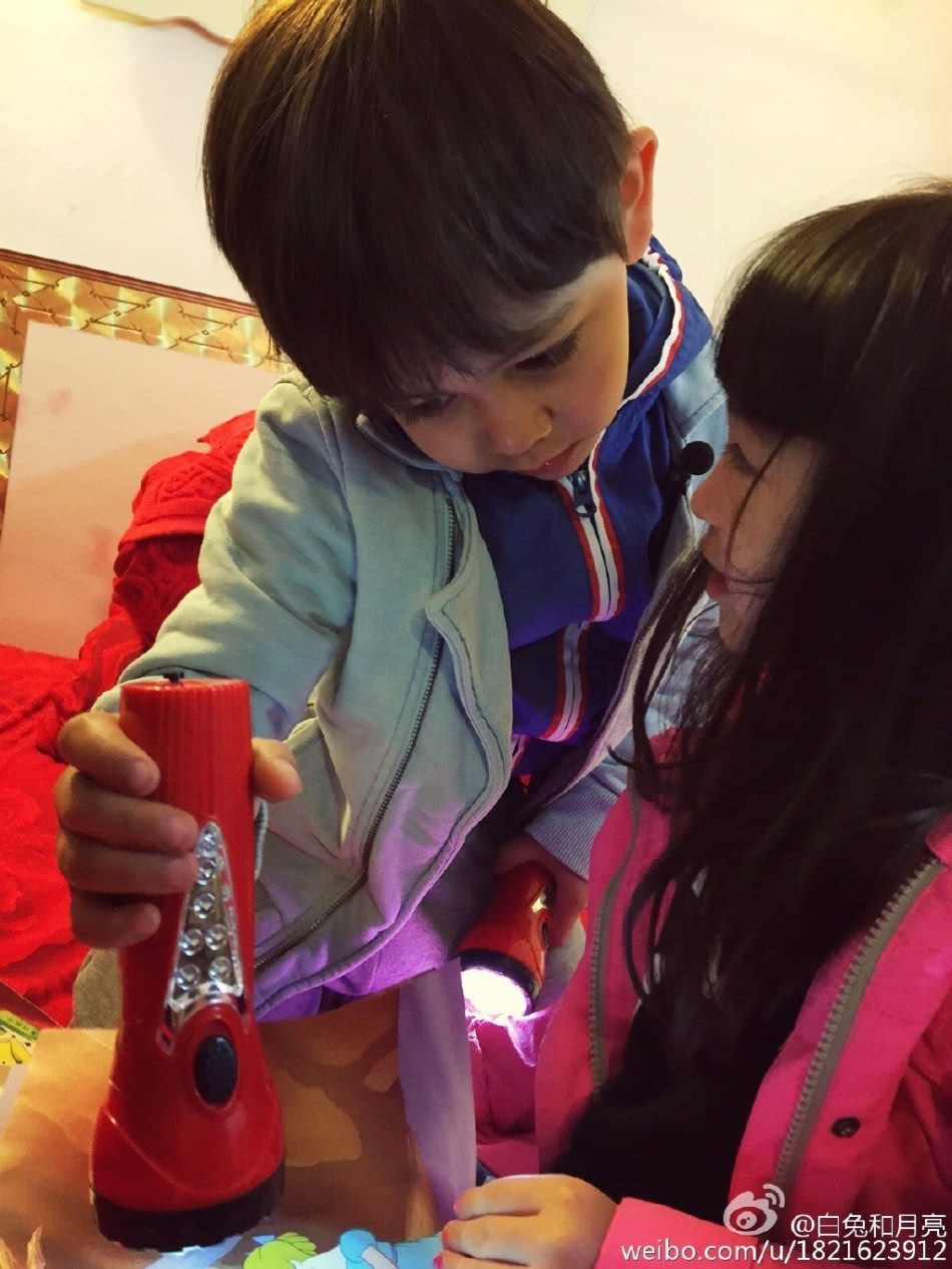 [视频]诺一夏天同看书亲密无间 混血组合配一脸