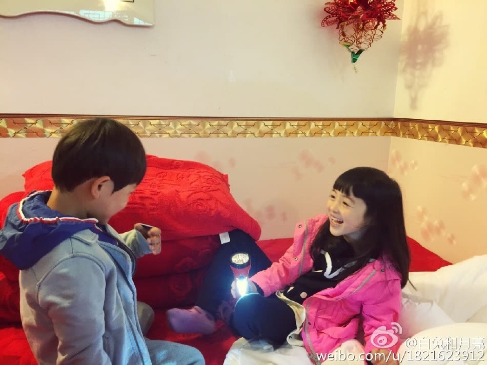 [视频]诺一夏天同看书亲密无间 混血组合配一脸