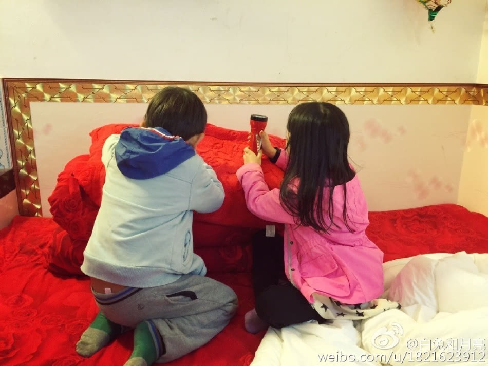 [视频]诺一夏天同看书亲密无间 混血组合配一脸