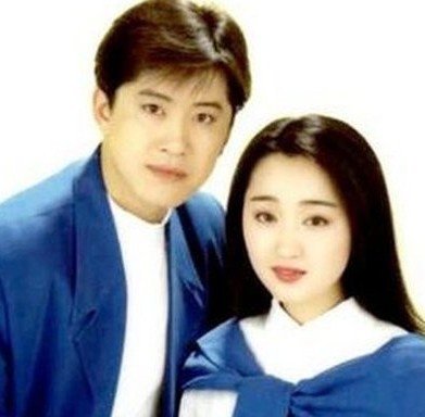 [视频]44岁杨钰莹与毛宁深情对视 遭男方摸手娇羞微笑