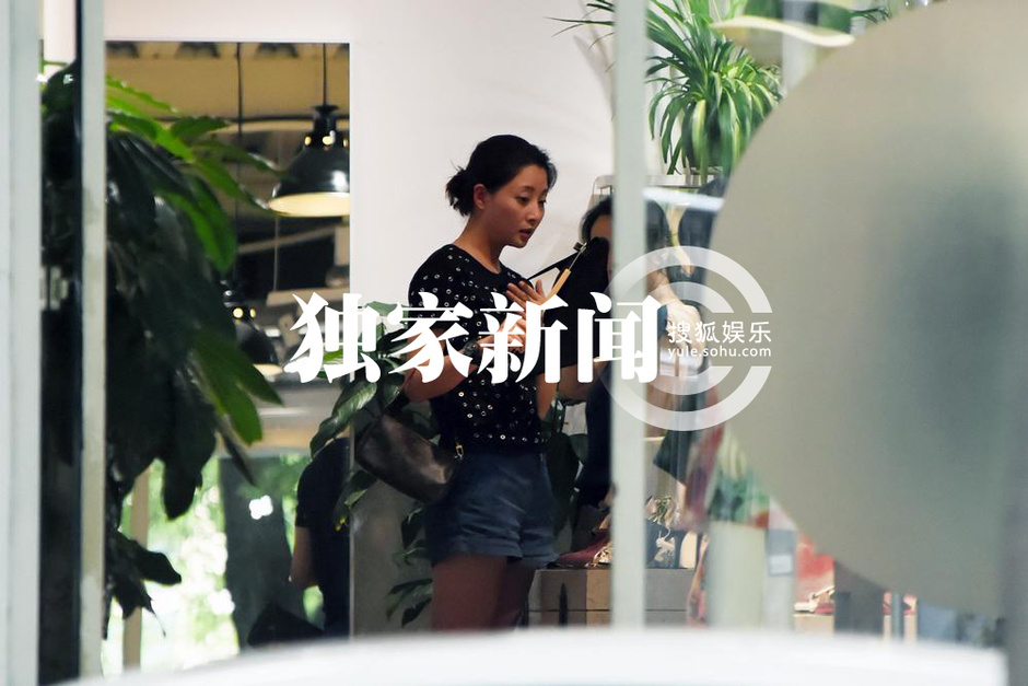 [视频]殷桃逛街发现拍摄大喊：把我拍漂亮点