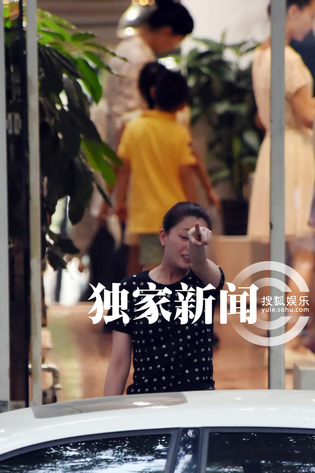 [视频]殷桃逛街发现拍摄大喊：把我拍漂亮点