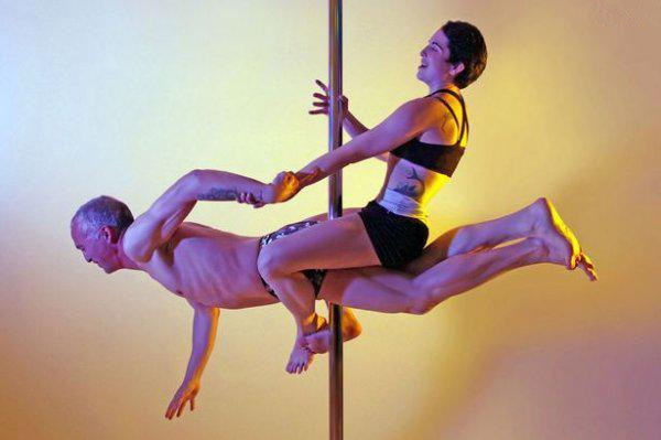 [视频]英父女搭档跳钢管舞 惊艳全场勇夺大赛冠军